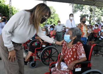 ALCALDESA ROSA IRENE URBINA CASTAÑEDA ENTREGA AYUDAS FUNCIONALES