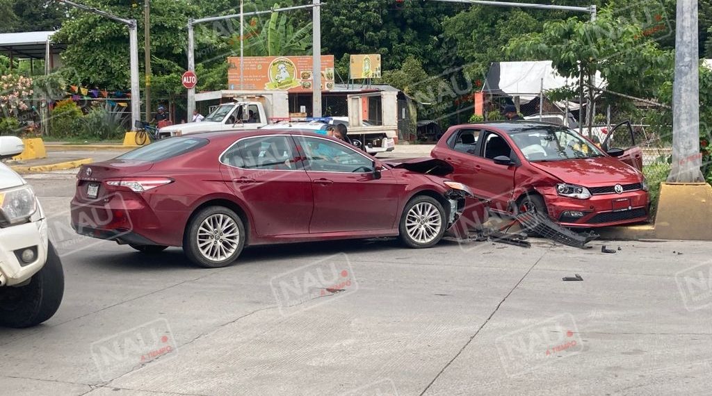 Provocó un accidente, fue hablar por teléfono y ya no regresó
