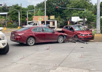 Provocó un accidente, fue hablar por teléfono y ya no regresó