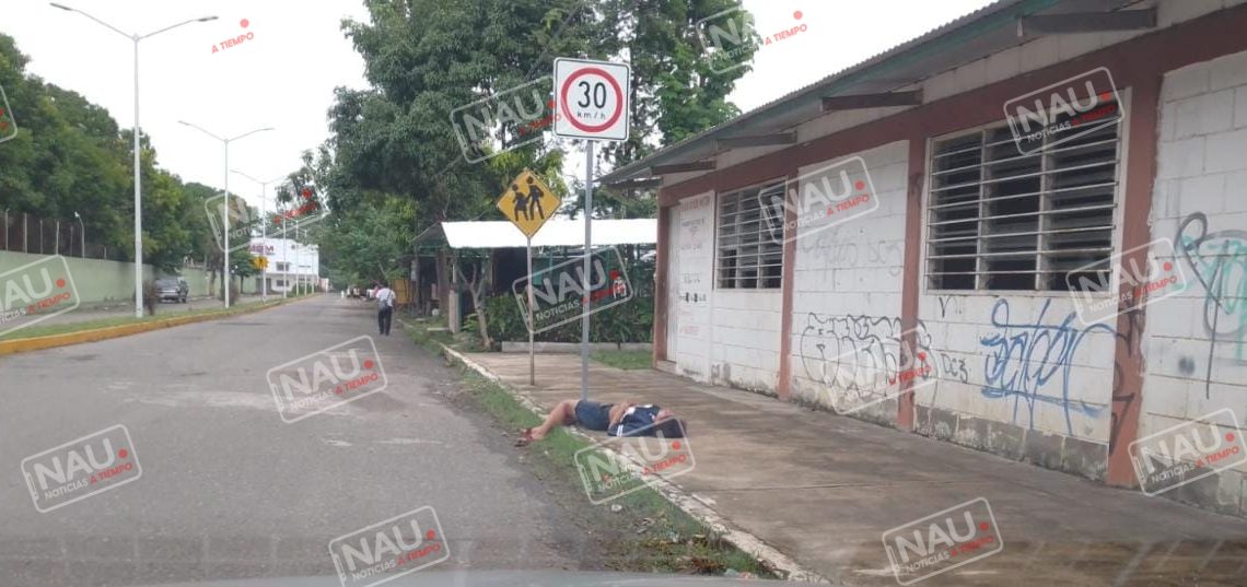 Mujer se duerme en la calle al bajarse de un taxi