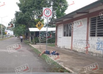Mujer se duerme en la calle al bajarse de un taxi