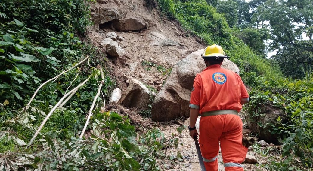 SE ATIENDEN DESLAVES A CAUSA DE LAS LLUVIAS EN LA ZONA MEDIA ALTA DE TAPACHULA