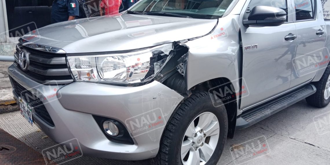 Menor mecánico choca camioneta contra banqueta y poste de alumbrado público