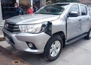 Menor mecánico choca camioneta contra banqueta y poste de alumbrado público