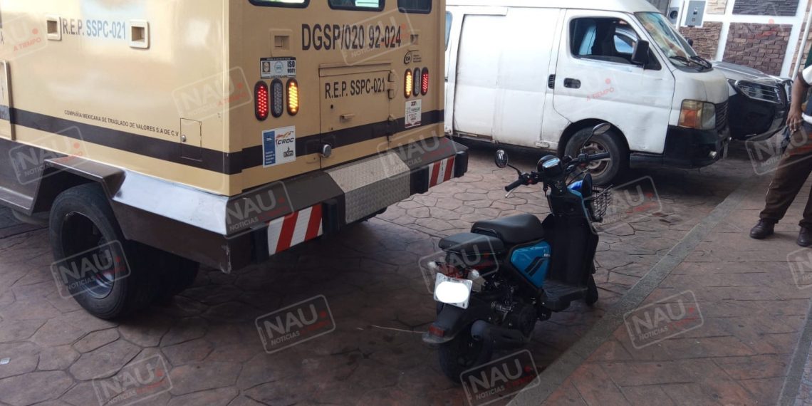 Motocicleta termina bajo camión de valores