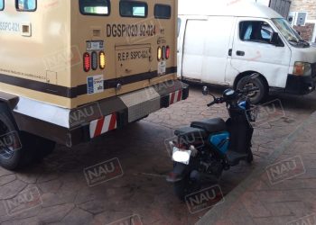 Motocicleta termina bajo camión de valores