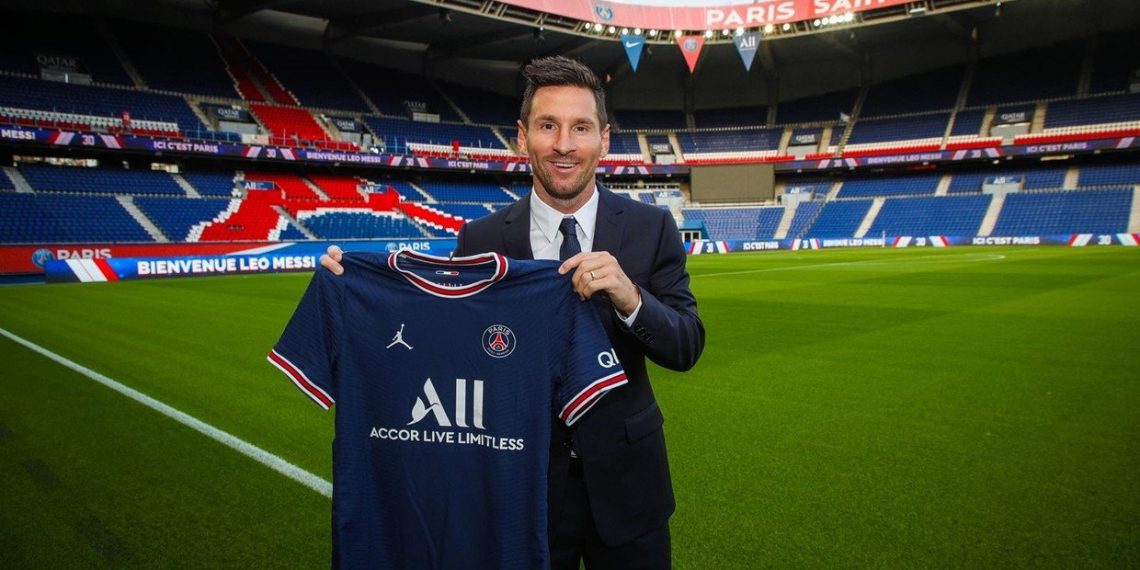 Messi, tras salir del Barcelona, firma con el PSG.