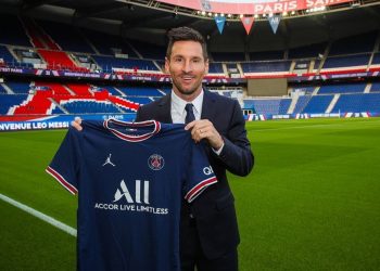 Messi, tras salir del Barcelona, firma con el PSG.