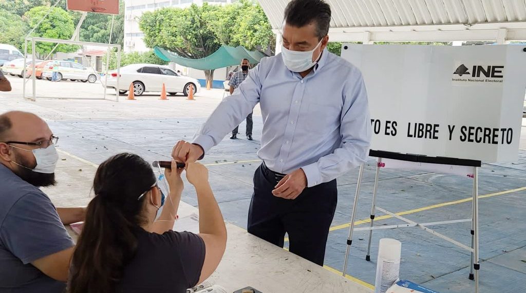Rutilio Escandón vota en la Consulta Popular