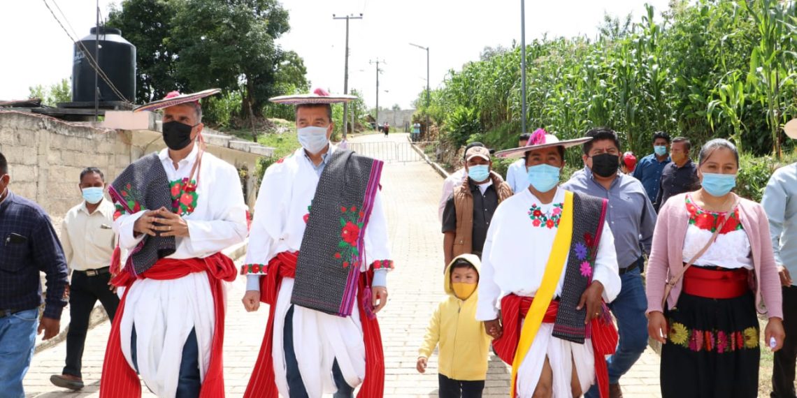 En Huixtán, entrega Rutilio Escandón la Casa de la Cultura, el DIF Municipal, un puente y luminarias