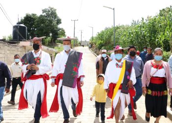 En Huixtán, entrega Rutilio Escandón la Casa de la Cultura, el DIF Municipal, un puente y luminarias