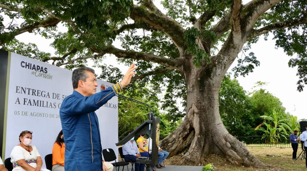 Rutilio Escandón da certeza jurídica a 50 familias del fraccionamiento “La Laguna” de Catazajá