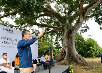 Rutilio Escandón da certeza jurídica a 50 familias del fraccionamiento “La Laguna” de Catazajá
