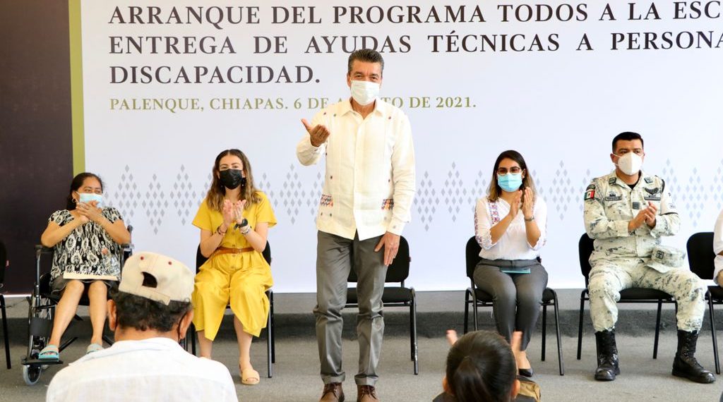 En Palenque, Rutilio Escandón encabeza entrega de ayudas técnicas y paquetes escolares