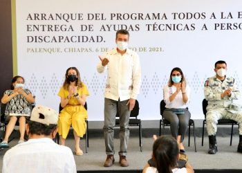 En Palenque, Rutilio Escandón encabeza entrega de ayudas técnicas y paquetes escolares