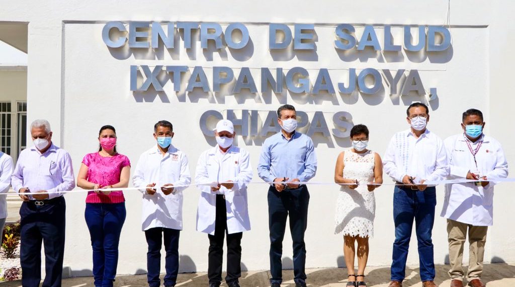 En Ixtapangajoya, Rutilio Escandón entrega reconversión del Centro de Salud