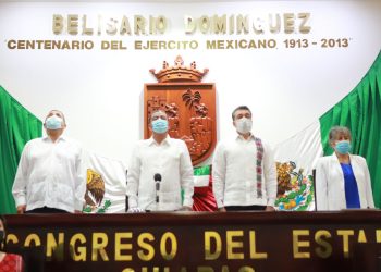 Rutilio Escandón impone la Medalla “Rosario Castellanos” a Silvia Ramos Hernández