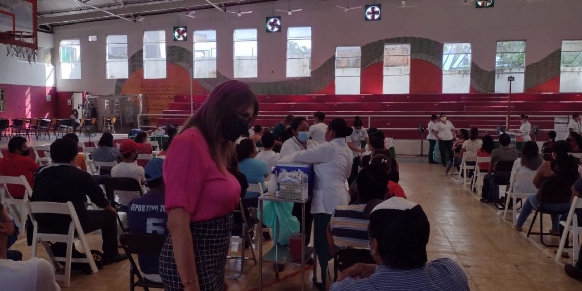 RECORRE ALCALDESA ROSA IRENE URBINA MACROCENTRO DE VACUNACIÓN