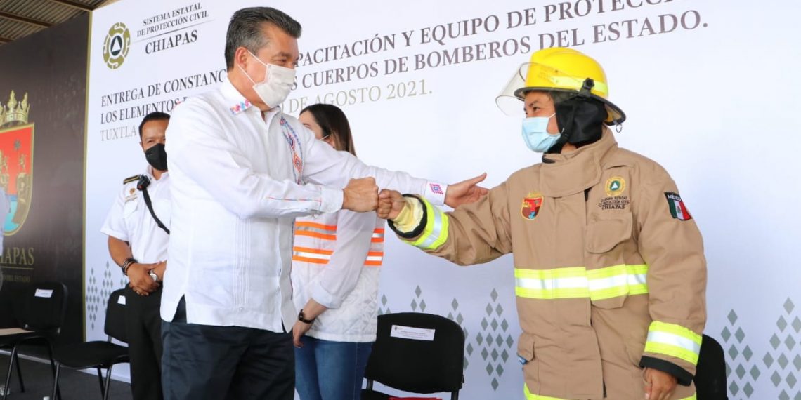 Con capacitación y mejor equipo de protección, fortalece Rutilio Escandón labor de bomberos de Chiapas