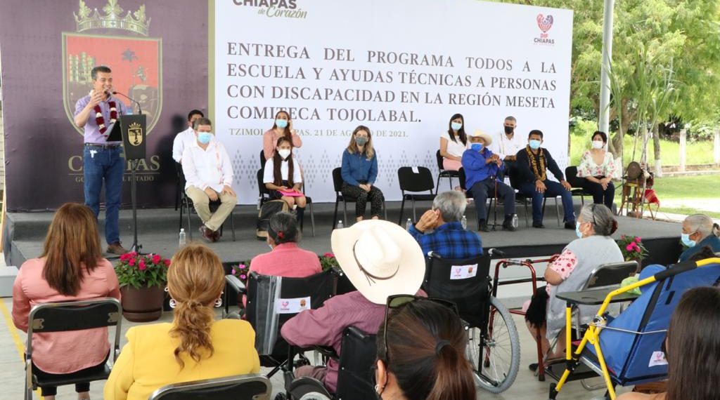 Rutilio Escandón entrega ayudas técnicas a personas con discapacidad de la Meseta Comiteca-Tojolabal
