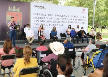 Rutilio Escandón entrega ayudas técnicas a personas con discapacidad de la Meseta Comiteca-Tojolabal