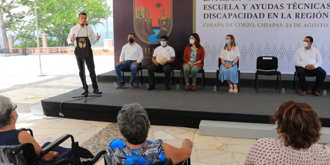 Rutilio Escandón entrega ayudas técnicas y paquetes escolares a habitantes de la región Metropolitana