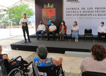 Rutilio Escandón entrega ayudas técnicas y paquetes escolares a habitantes de la región Metropolitana