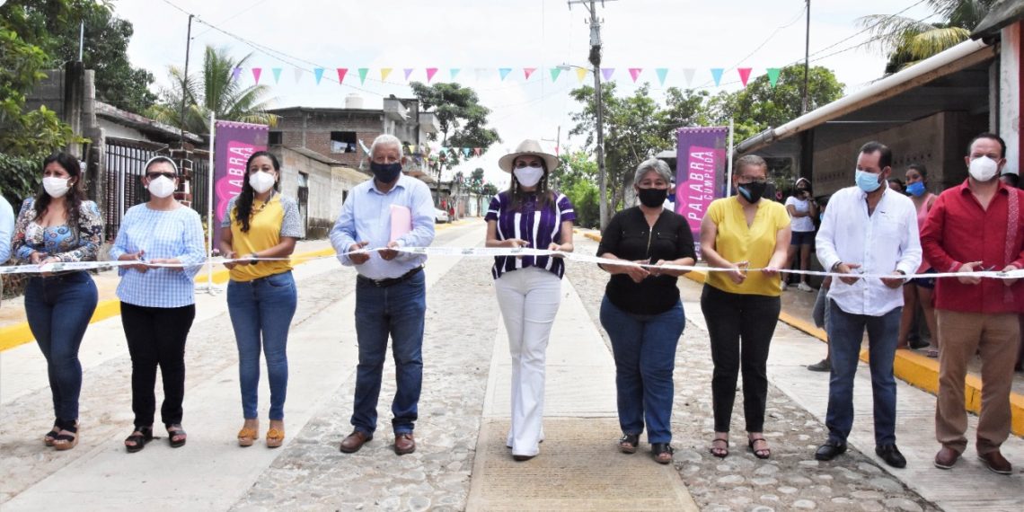 ALCALDESA ROSA IRENE URBINA INAUGURA OBRAS DE PAVIMENTACIÓN EN COLONIAS SAN LUIS Y FRANCISCO VILLA