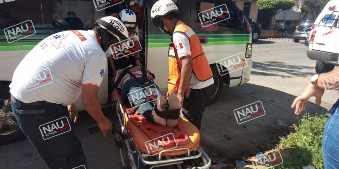 Atiende SAE a señora que cayó en el Interior de una combi.