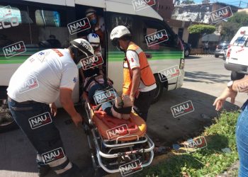 Atiende SAE a señora que cayó en el Interior de una combi.