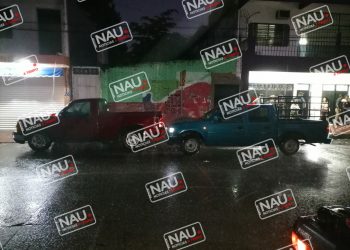 Conductora ocasiona accidente por alcance contra camioneta.