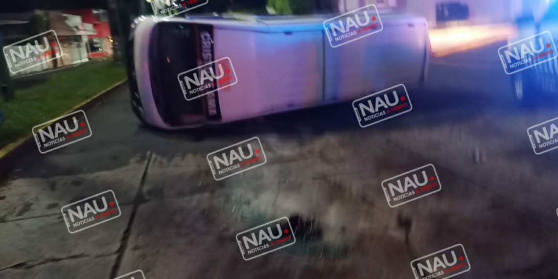 Dos lesionados deja volcadura de combi de pasaje.