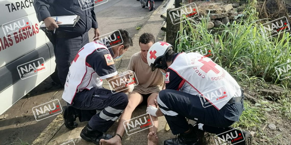Migrante hondureño se avienta de un puente.