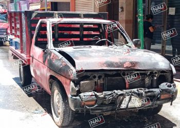 SE INCENCIA VEHÍCULO EN EL CENTRO DE LA CIUDAD.