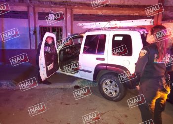 Choco contra un vehículo estacionado y atropelló al dueño.