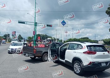 Solo daños materiales deja choque de dos vehículos.