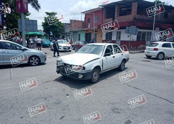 Perdió el control de su vehículo, se estrelló contra un árbol y una banqueta.