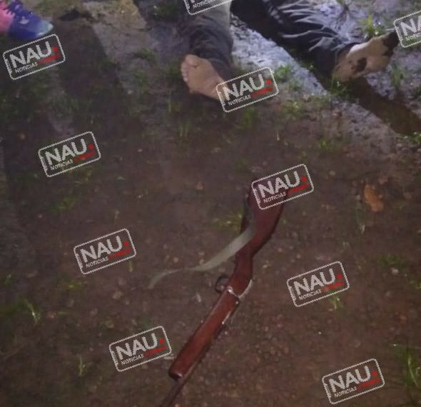 Se metió un balazo con un rifle.