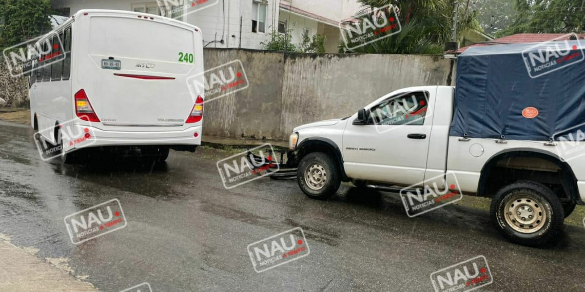 Solo daños materiales deja accidente vehicular.