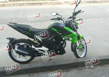 Dos sujetos vestidos de negro asaltan a una pareja.