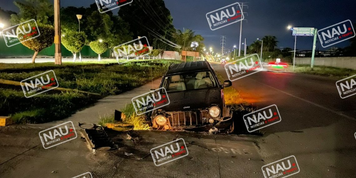 Abandonan Vehículo que se salió de la carretera.