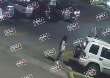 Delincuentes que cristalean Vehículos en estacionamientos se desplazan en un Mazda.