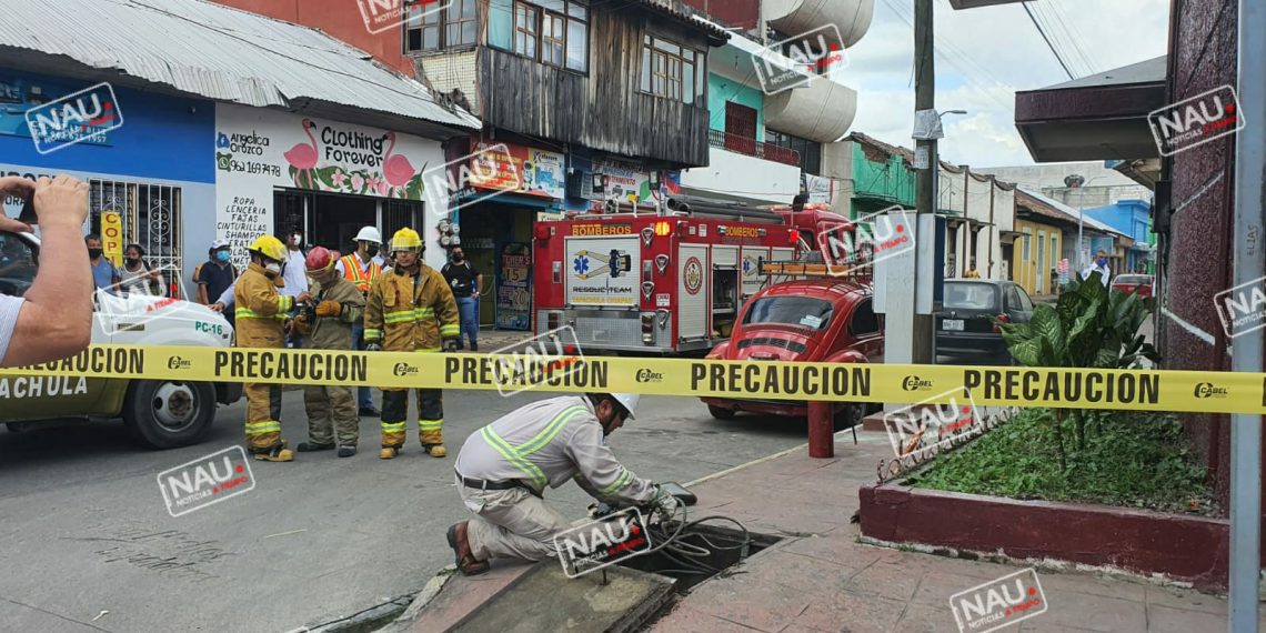 Atiende Bomberos y CFE conato de incendio en un edificio.