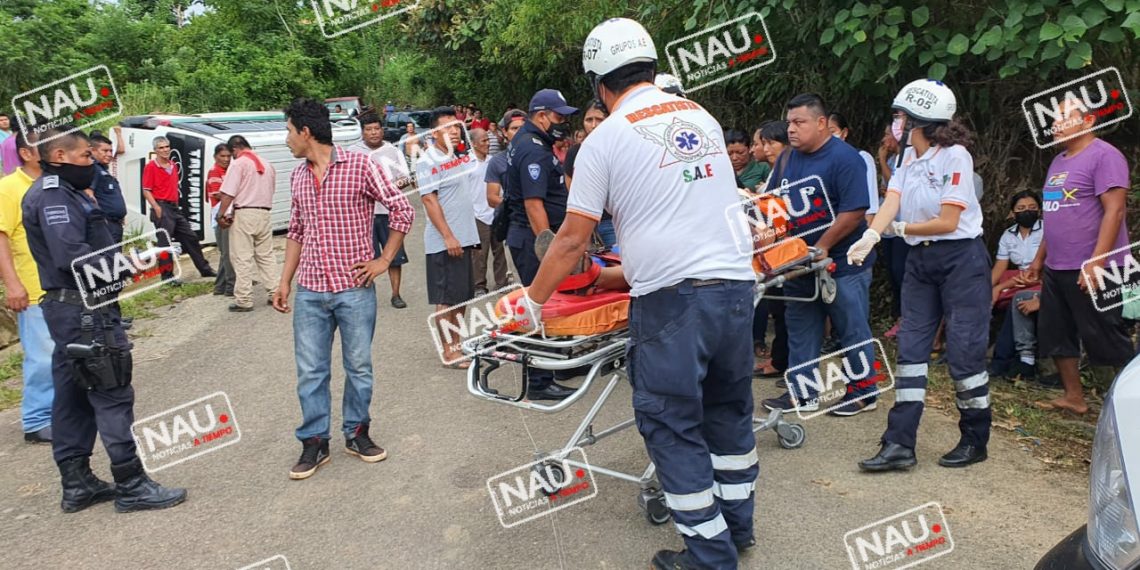 Se le apago la combi en una subida y terminó volcado.