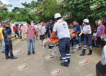 Se le apago la combi en una subida y terminó volcado.