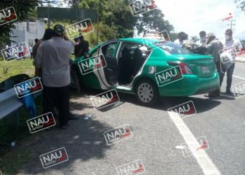 Taxi de ruta foránea se impacta contra las barreras metálicas de contención.