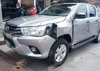Menor mecánico choca camioneta contra banqueta y poste de alumbrado público.