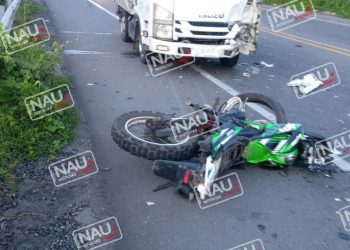 Muere motociclista al chocar de frente contra un vehículo.
