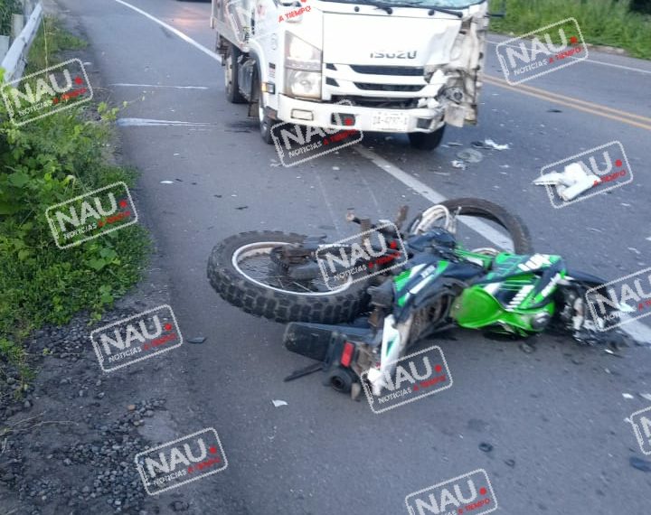 Muere motociclista al chocar de frente contra un vehículo.