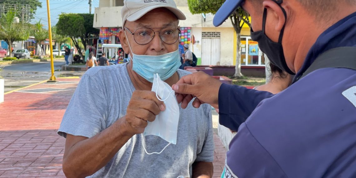 Entrega Policía Municipal de Suchiate cubrebocas a ciudadanos y recalcan la importancia de reforzar medidas sanitarias
